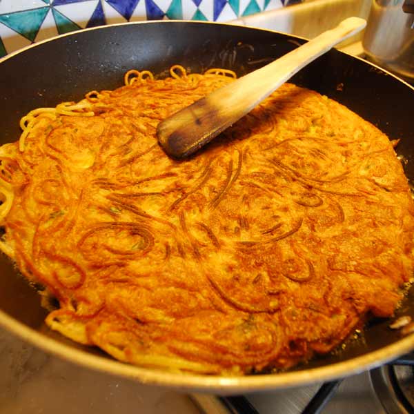 FRITTATA DI SPAGHETTI – PAN FRIED SPAGHETTI CAKE | COOKING IN TUSCANY