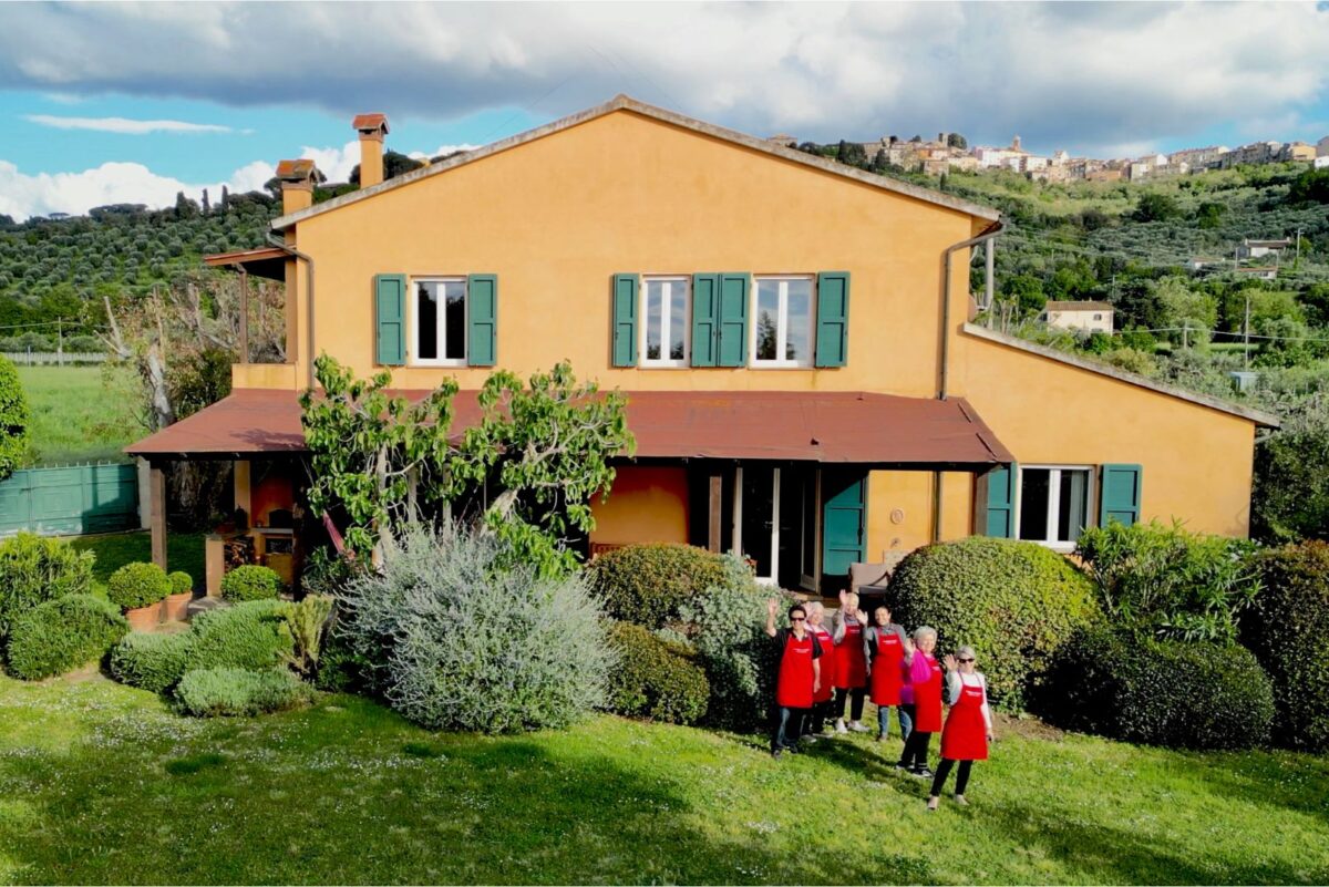 Tuscany-Casa + people1920 x 1080